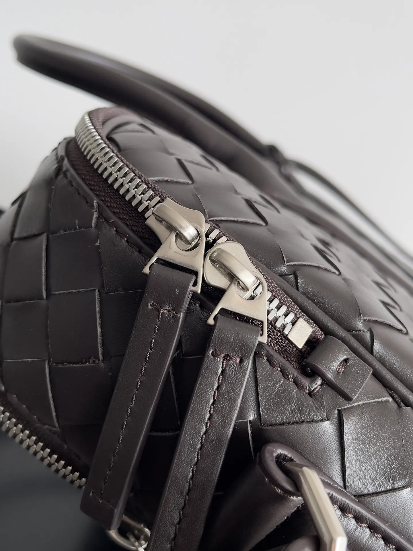 Batch 2720 Have you ever seen a briefcase that can be carried on your back? [Wit][Wit] BOTTEGA VENETA men's GETAWAY large briefcase. The practicality of being able to be carried on the back is indeed one of its major selling points. The design of the shoulder straps will not feel cumbersome even if worn for a long time. Whether it is a business meeting or daily diligence, you can do it with ease. Style number: 766361 Size: 39*28.5*8cm